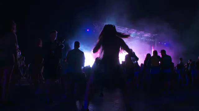 Peste 50 de mii de petrecăreți s-au distrat până în zori la „Electric Castle”. Tinerii au dansat fără oprire