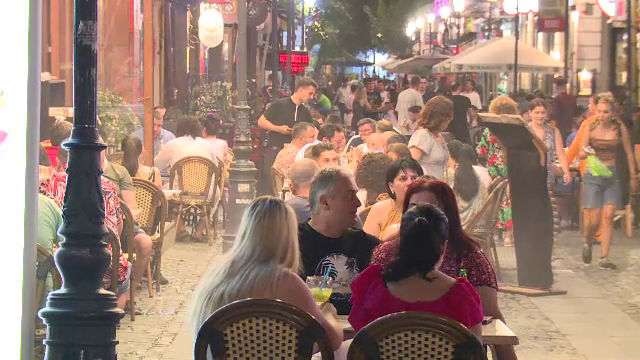 Canicula umple terasele din Centrul Vechi. „În fiecare seară ne mutăm de la o terasă la alta”
