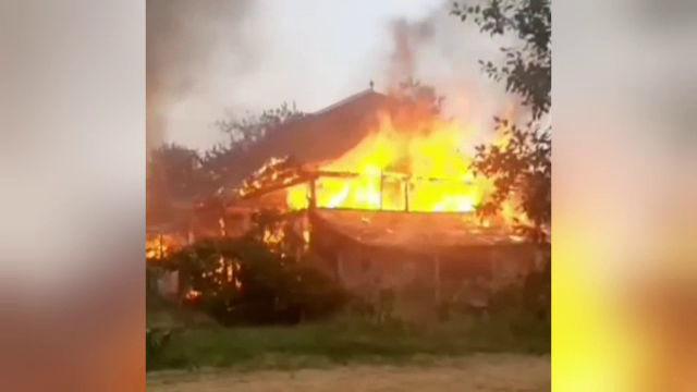 O gospodărie a fost mistuită de un incendiu violent. Cauza nenorocirii ar fi un foc în aer liber, lăsat nesupravegheat