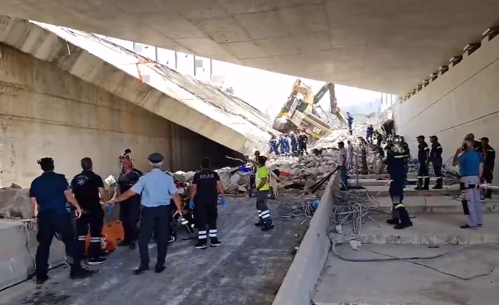 VIDEO. Un pod s-a prăbușit în Grecia. Sunt oameni prinși sub dărâmături