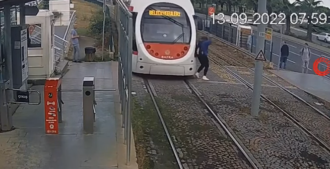 La un pas de moarte. O adolescentă a scăpat cu viață ca prin minune, după ce a fost lovită de un tramvai | VIDEO