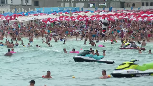 Cel mai aglomerat weekend pe litoral din această vară. Oficial sunt peste 140.000 de turiști