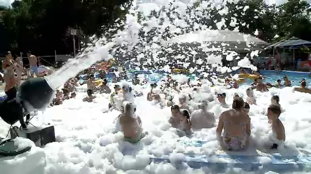 Distracție în weekend la Craiova. Oamenii care nu au plecat la munte sau la mare s-au bucurat de o petrecere la pișcină