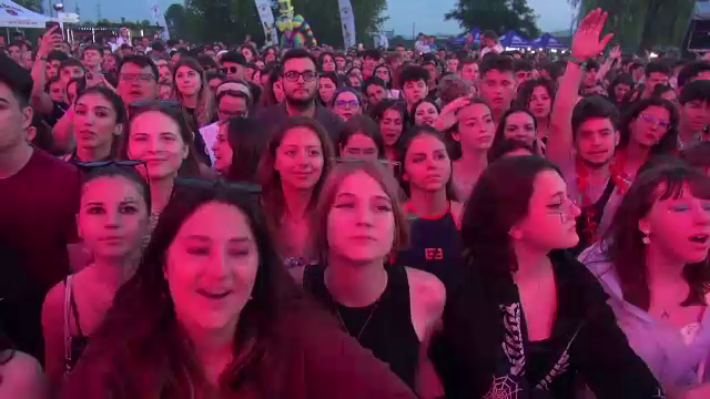 Reacția unei tinere după ce a primit o chitară semnată de la The Motans, la festivalul Young Island de la Bacău
