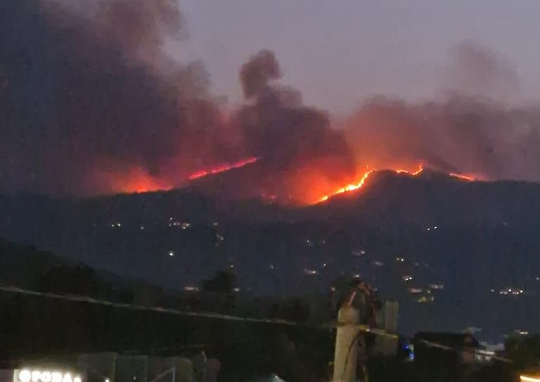 Mai multe zone din Insula Corfu sunt evacuate din cauza incendiilor. Imagini video