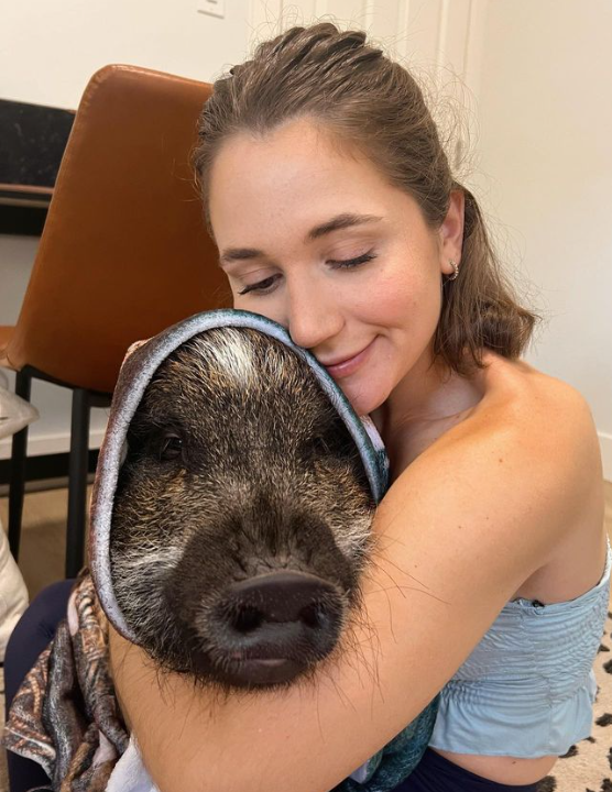 „Dorm alături de el. Este extrem de drăgălaș”. O tânără a ales un porc pe post de animal de companie. GALERIE FOTO