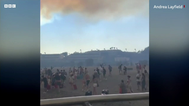„Oamenii erau acoperiți de cenușă”. Incendiile din Rodos au mistuit trei hoteluri. Turiști români sunt prinși în infern