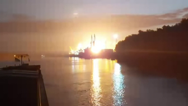 Marinarii români din portul Reni au privit îngroziţi exploziile deasupra orașului: ”Au căzut pe mal, la 100 de metri de noi”
