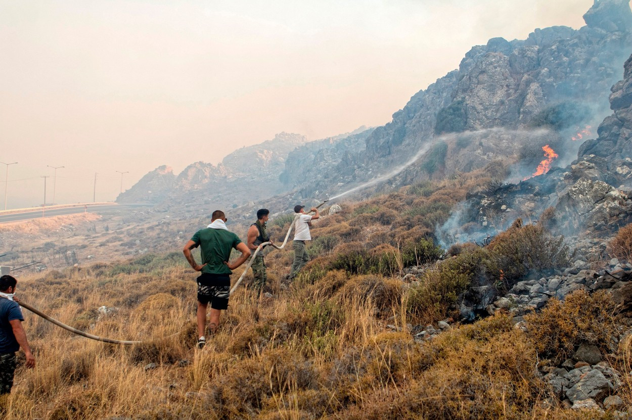 Atenţionare de călătorie pentru românii care merg în Grecia. Se menţine riscul ridicat de producere a incendiilor