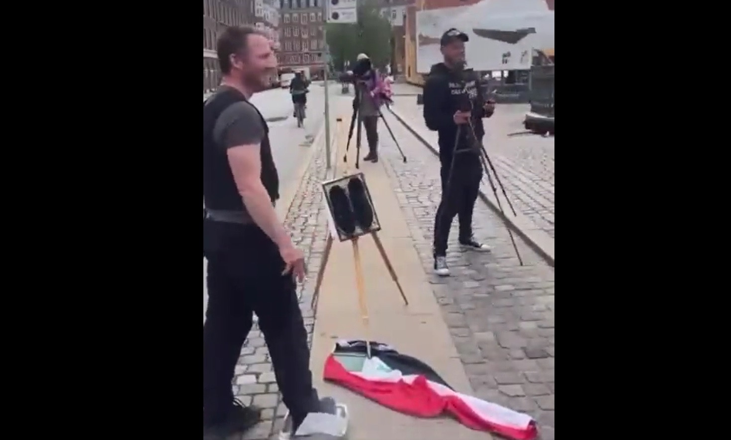 VIDEO. Un protestatar a dat foc Coranului în faţa Ambasadei Irakului din Copenhaga