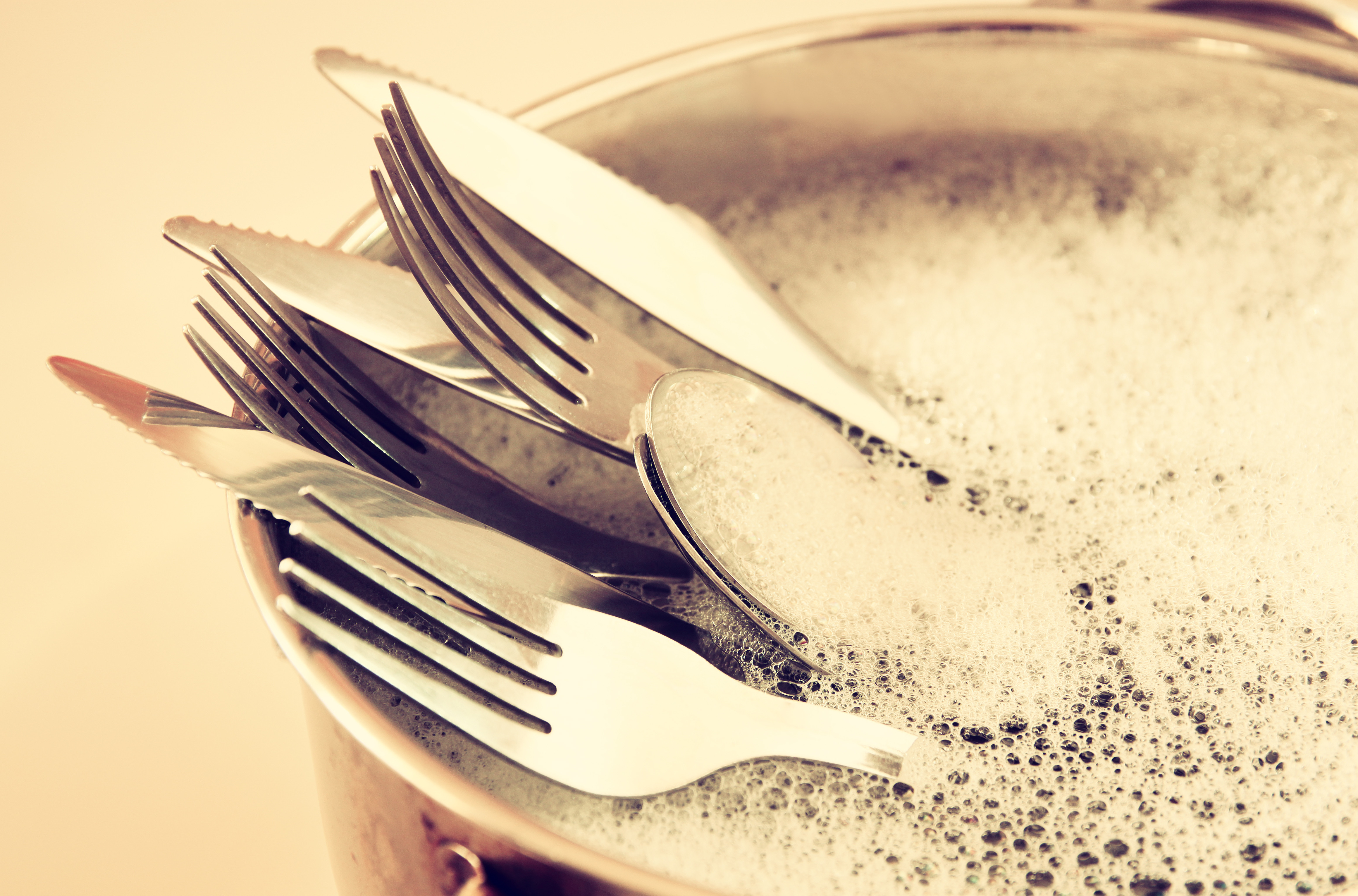 Cum se curăță tacâmurile. Secretul care le face să strălucească