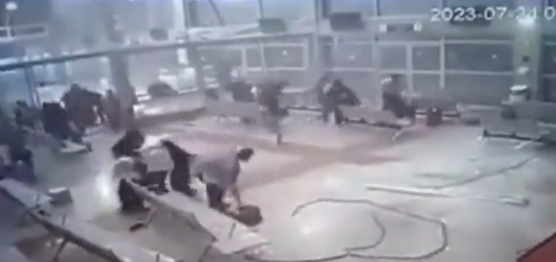 O furtună violentă a distrus faţada de sticlă a unui aeroport din sudul Yemenului | VIDEO