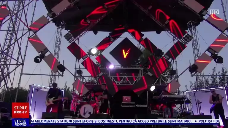 Reacția unei tinere după ce a primit o chitară semnată de la The Motans, la festivalul Young Island de la Bacău