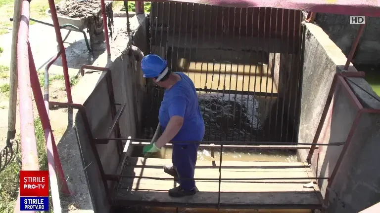 Peste 60% dintre stațiile de epurare din România nu funcționează corespunzător. Muncitorii scot gunoaiele cu furca și roaba
