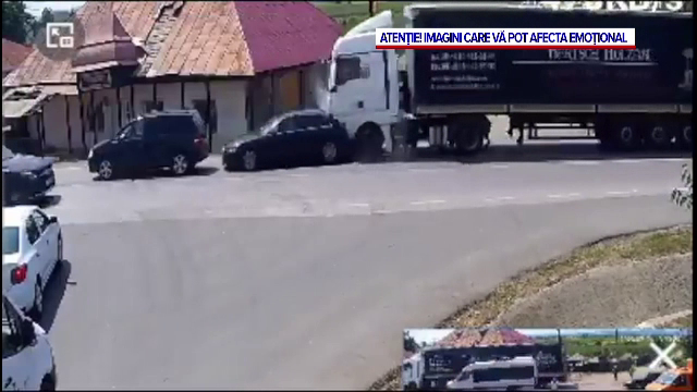 Momentul în care un TIR intră în două mașini care așteptau să vireze la stânga, în Iași. VIDEO