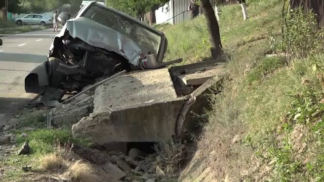 Două mașini care veneau din sensuri opuse s-au ciocnit într-un sat din Iași. Șase oameni au ajuns la spital