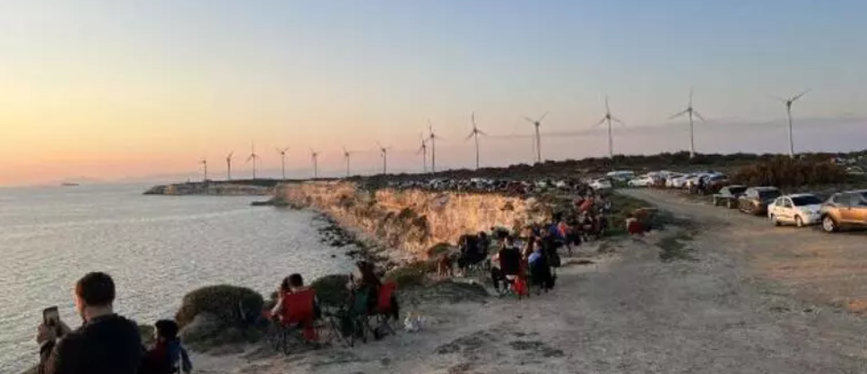 O femeie a murit imediat după ce a fost cerută în căsătorie, pe o stâncă. Ce spune logodnicul ei