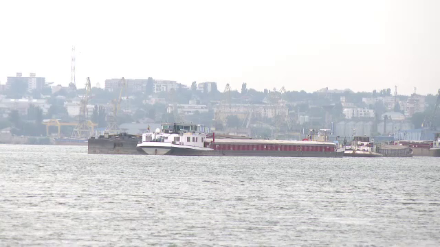 Traficul pe Dunăre, complet blocat după bombardamentele din porturile Reni și Izmail. Probleme pun și valurile și curenții