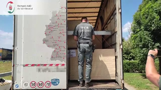 Român reținut în Ungaria în timp ce transporta zeci de migranți ascunși în mobilă. Oamenii se aflau la un pas de moarte