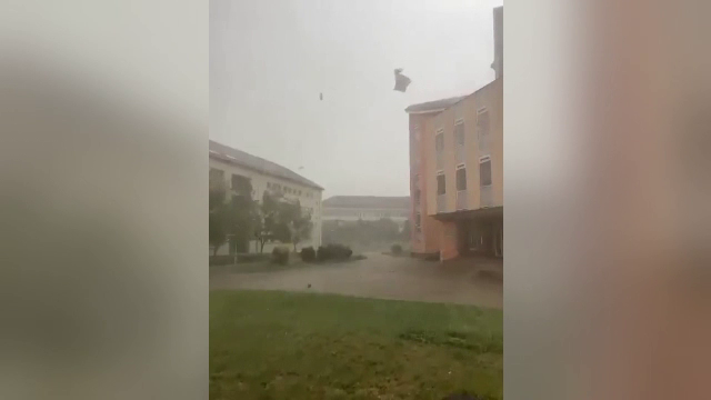 Rupere de nori și potop în vestul României. Rafalele au atins și 100 de kilometri pe oră. Codul roșu, valabil până miercuri