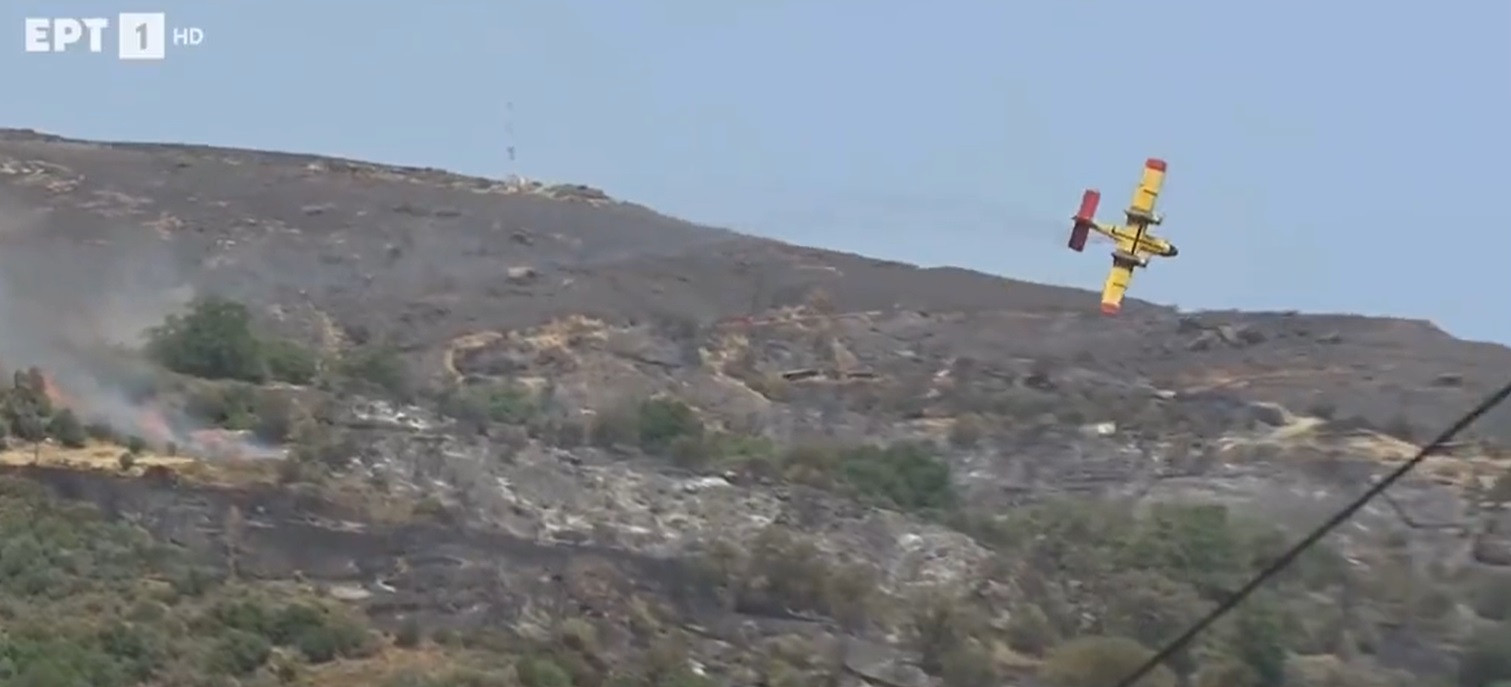 Momentul în care un avion de stingere a incendiilor se prăbușește în Grecia. Doi piloți au murit | VIDEO
