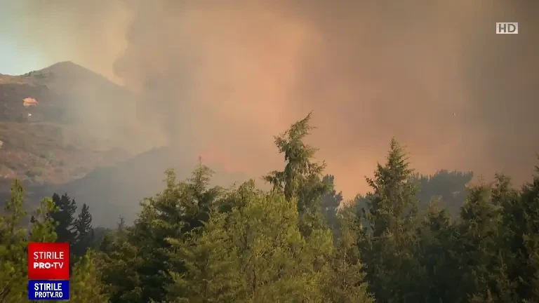 "Dacă mă aude cineva din afară, trimiteți ajutoare". Localnicii și turiștii din Rodos, terifiați de incendiile de pe insulă (1)