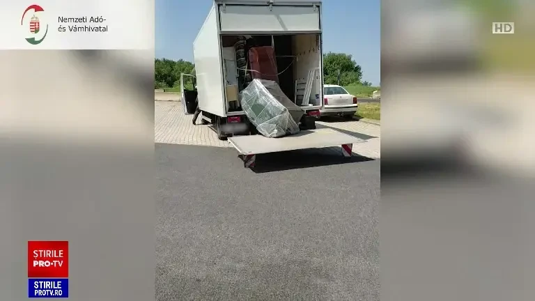 Român reținut în Ungaria în timp ce transporta zeci de migranți ascunși în mobilă. Oamenii se aflau la un pas de moarte