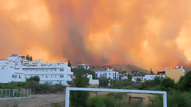 „Sunt devastat. E casa noastră, am trăit aici 20 de ani”. Încă un orășel de pe insula Rodos este afectat de incendii