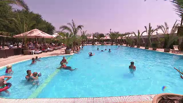 Piscinele, soluția pentru cei care nu pot ajunge la mare în timpul săptămânii. Cât costă accesul pentru adulți și copii