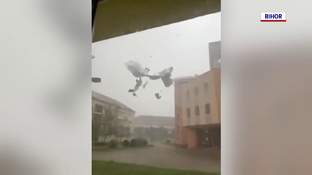 A fost potop în mai multe zone din țară. Vântul a depășit 100 de km/h, a luat pe sus acoperișuri și a doborât copaci