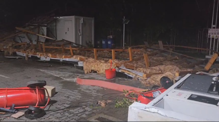 Dezastru provocat de un acoperiș luat de vânt, în Vaslui. A lovit o benzinărie și un autobuz. Două persoane au fost rănite