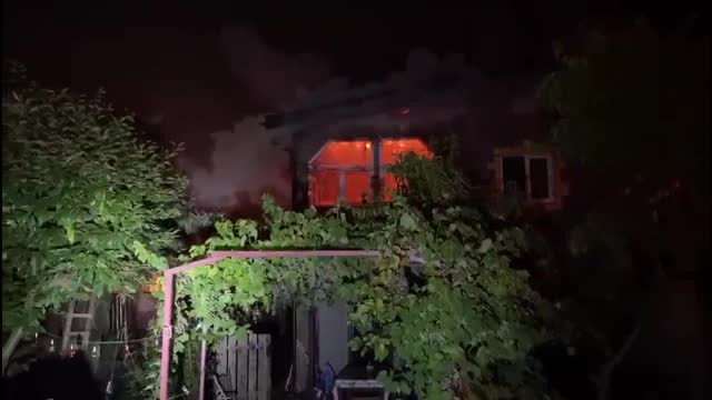 Un incendiu a cuprins patru case din București. Localnicii spun că a explodat o butelie