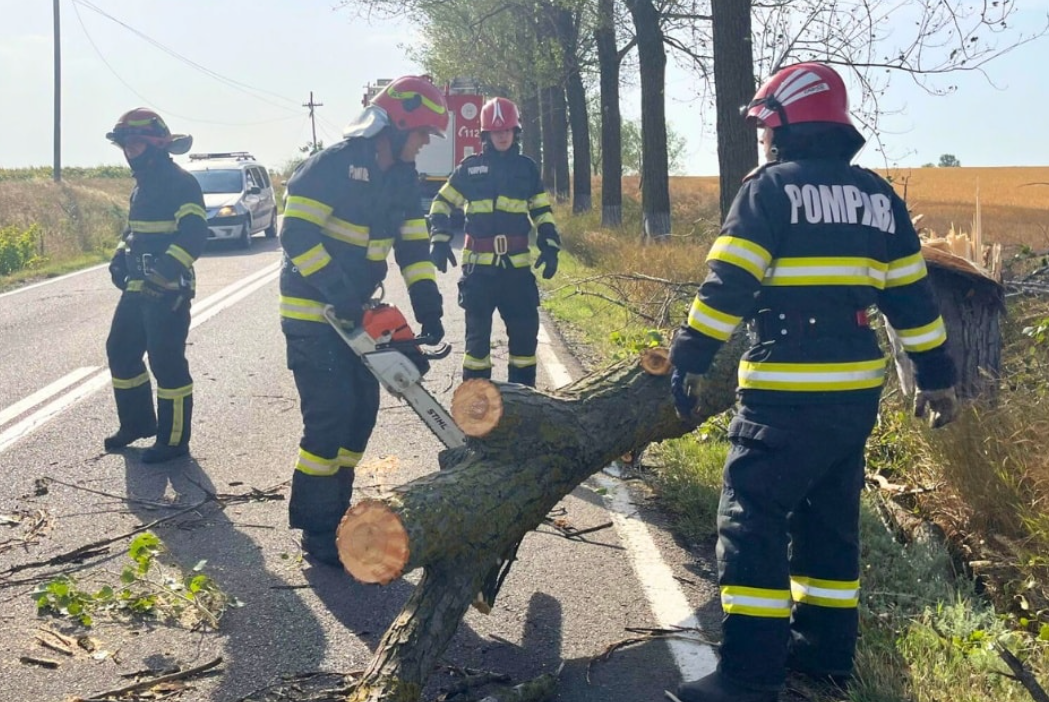 Record de intervenții ale IGSU în ultimele 24 de ore, în urma furtunilor care au lovit mai multe zone din țară