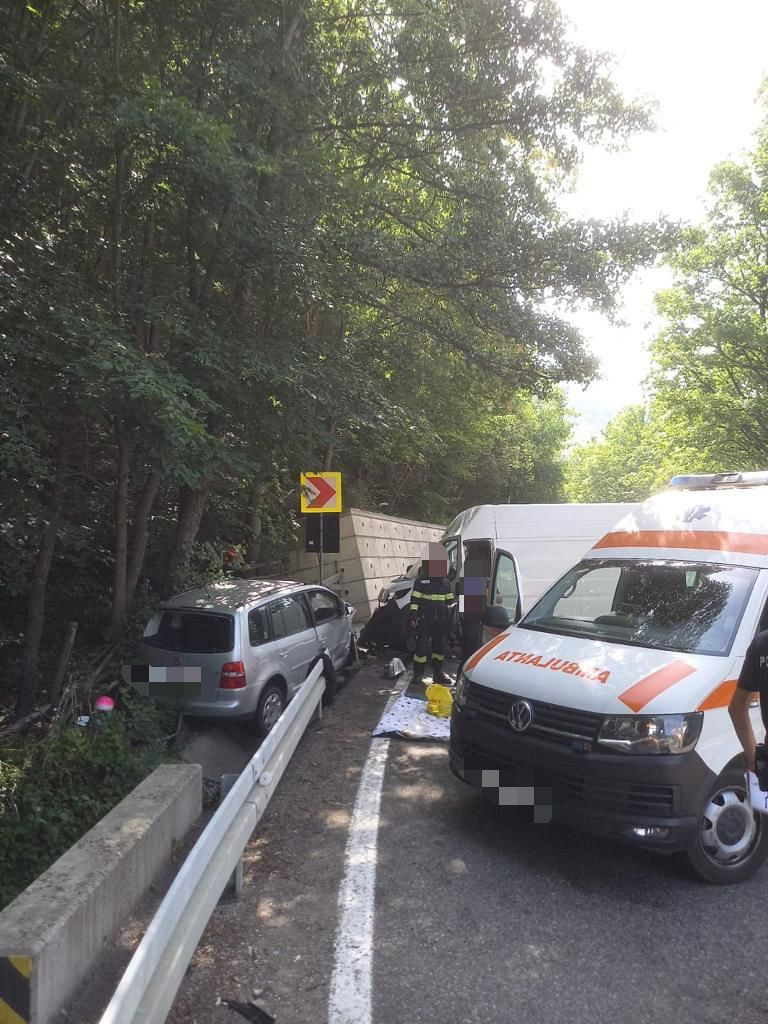 Patru persoane au ajuns la spital, după ce o mașină și o dubă s-au ciocnit, pe DN2. O copilă, preluată de elicopterul SMURD