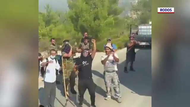 Pompierii români, primiți cu aplauze de greci. Eforturile salvatorilor par în zadar: flăcările se reaprind în câteva ore