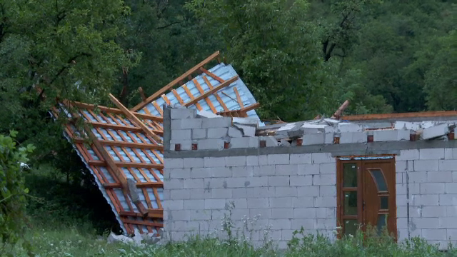 Doi frați au murit pe un câmp, după ce au fost loviți de un trăsnet. Merseseră să ia vacile ca să le ferească de furtună