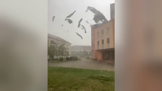 România, spulberată cu puterea unui uragan: ”Dumnezeule!”. Doi frați au murit loviți de trăsnet, o femeie strivită de copac