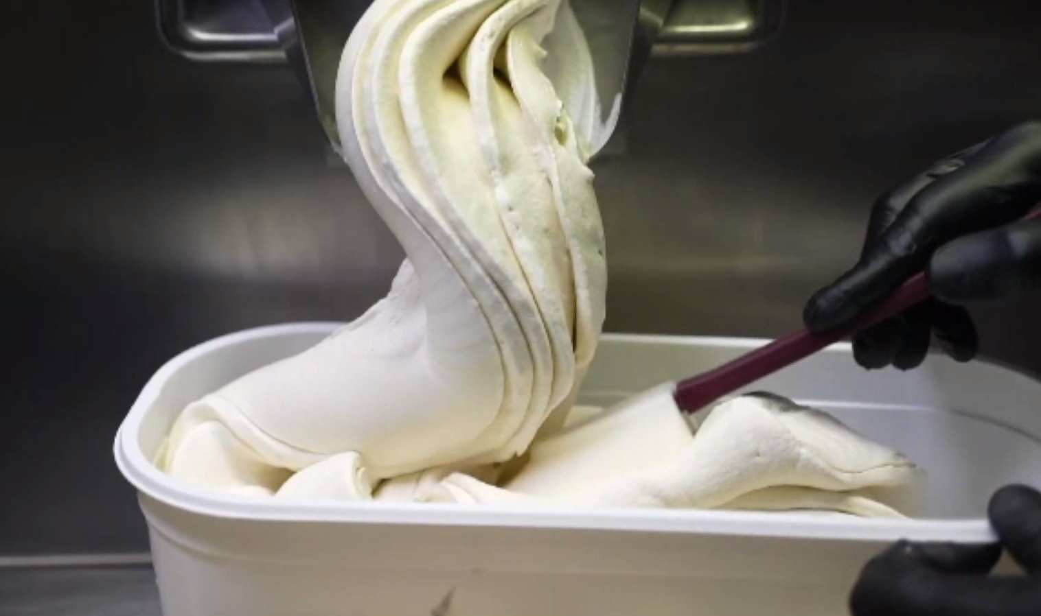 În ciuda caniculei, românii cumpără mai puțină înghețată. Care este explicația