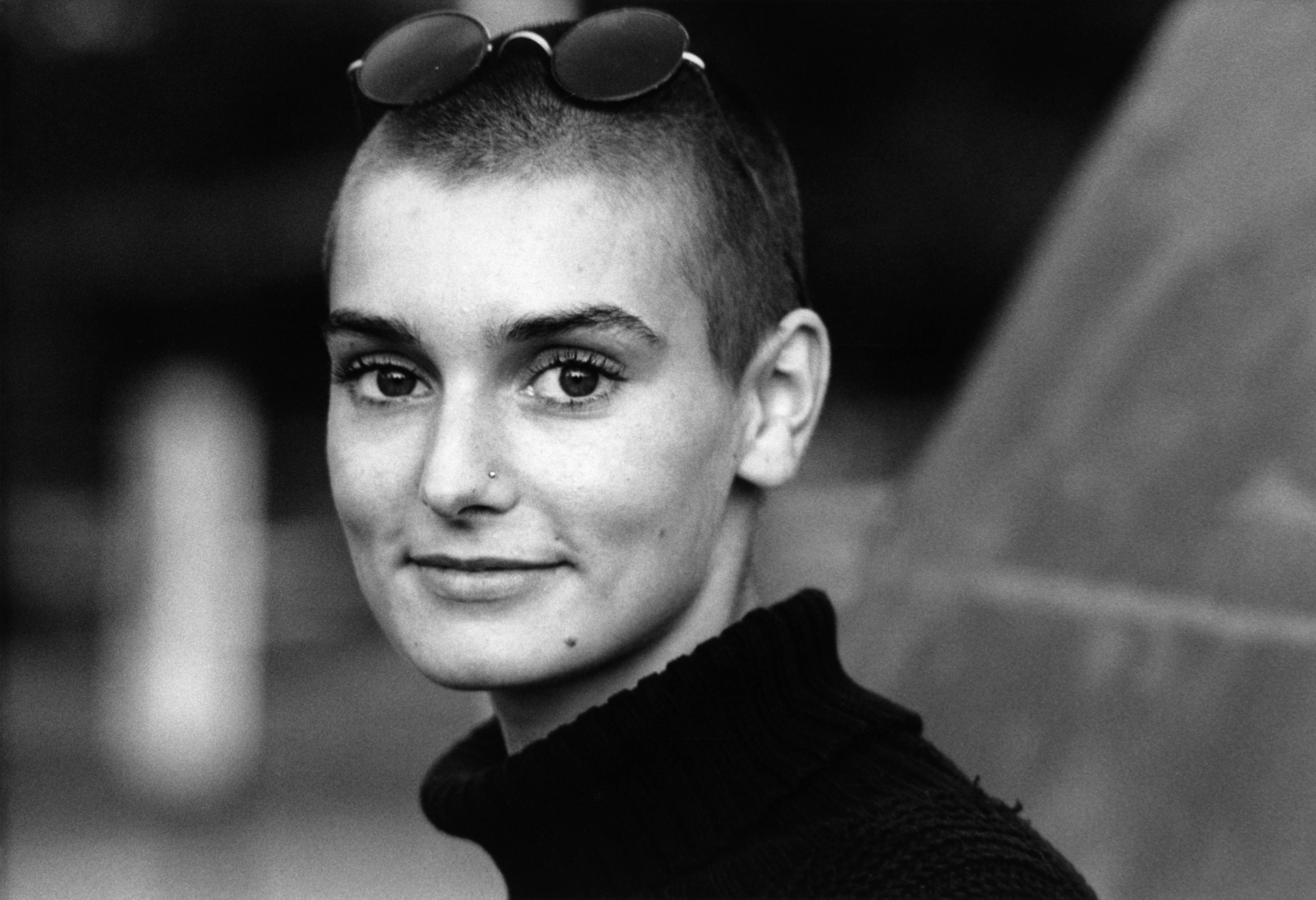 O lume întreagă și-a luat rămas bun de la Sinéad O'Connor. Oamenii au aplaudat și au aruncat flori peste dricul cântăreței