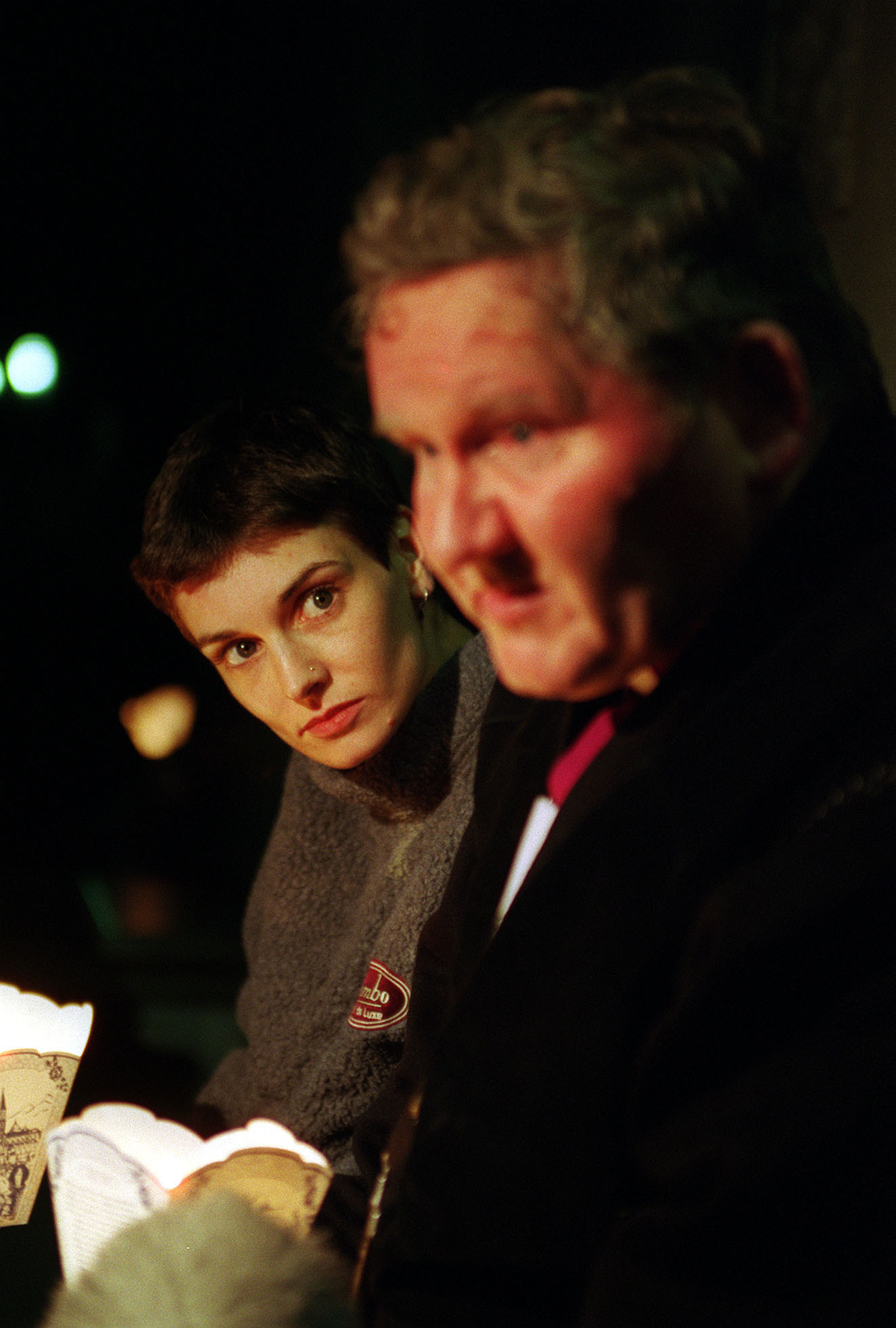 Sinead O'Connor alături de preotul care a efectuat hirotonirea / Getty Images