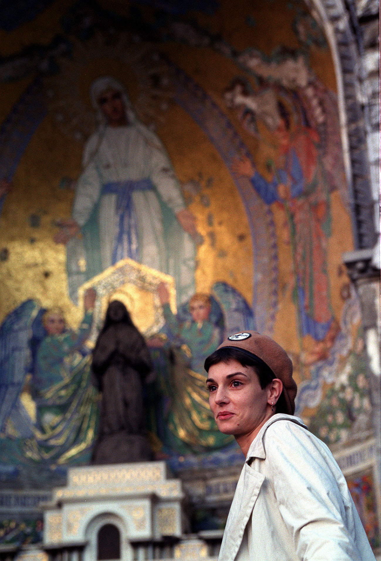 Sinead O'Connor la Lourdes, &icirc;n Franța, unde a fost hirotonită preot &icirc;n Biserica Tridentină Latină și a adoptat numele de Maica Bernadette Mary O'Connor / Getty Images