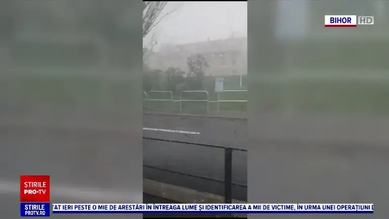 A fost potop în mai multe zone din țară. Vântul a depășit 100 de km/h, a luat pe sus acoperișuri și a doborât copaci