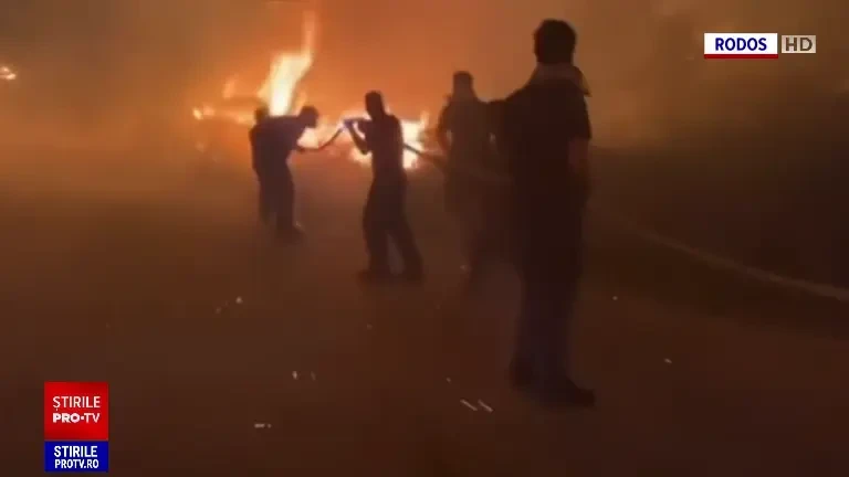 Pompierii români, primiți cu aplauze de greci. Eforturile salvatorilor par în zadar: flăcările se reaprind în câteva ore