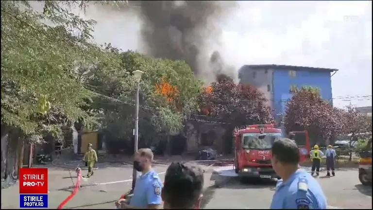 Panică în Sectorul 3. Un incendiu care a mistuit mai multe case amenința să se extindă la un bloc cu 9 etaje
