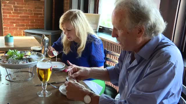 Ce a făcut un cuplu de americani după ce a găsit o perlă în mâncarea de la restaurant. Cei doi au considerat că este un semn