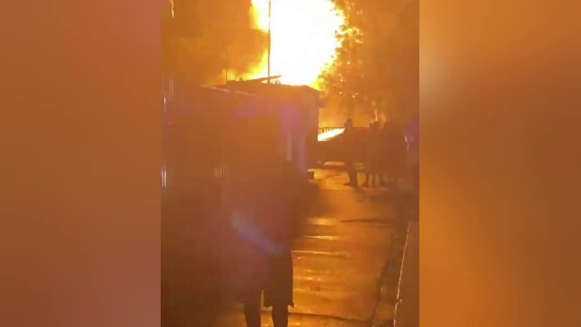 O clădire dezafectată din Capitală a fost cuprinsă de flăcări. Un bărbat și-a riscat viața să salveze un cățel