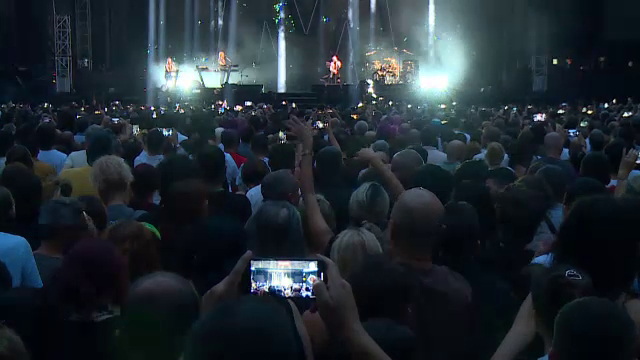 Atmosferă incendiară la concertul Depeche Mode de pe Arena Națională. Ploaia nu a oprit distracția