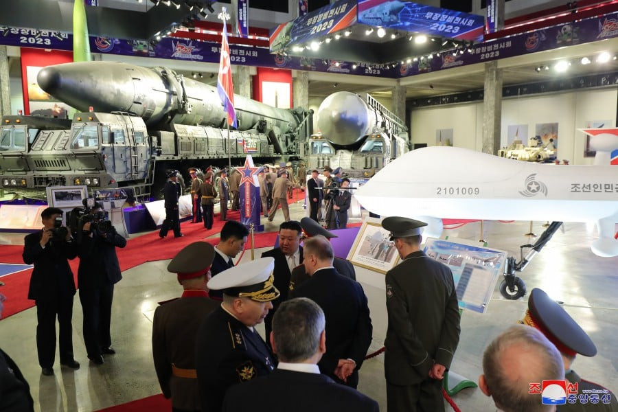 Kim Jong Un s-a lăudat în fața ministrului Apărării Rusiei cu o expoziție de armament. Ce s-a descoperit, ulterior, în poze