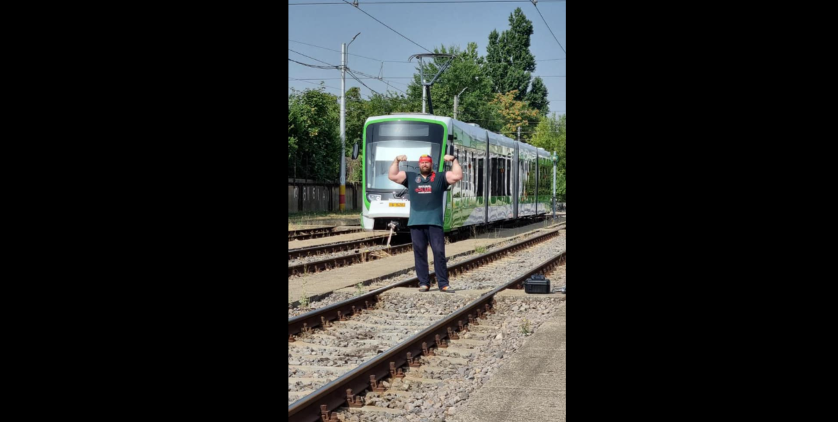 Cine este cel mai puternic român, care tocmai a stabilit un nou record. A tras cu forța brațelor sale un tramvai în București