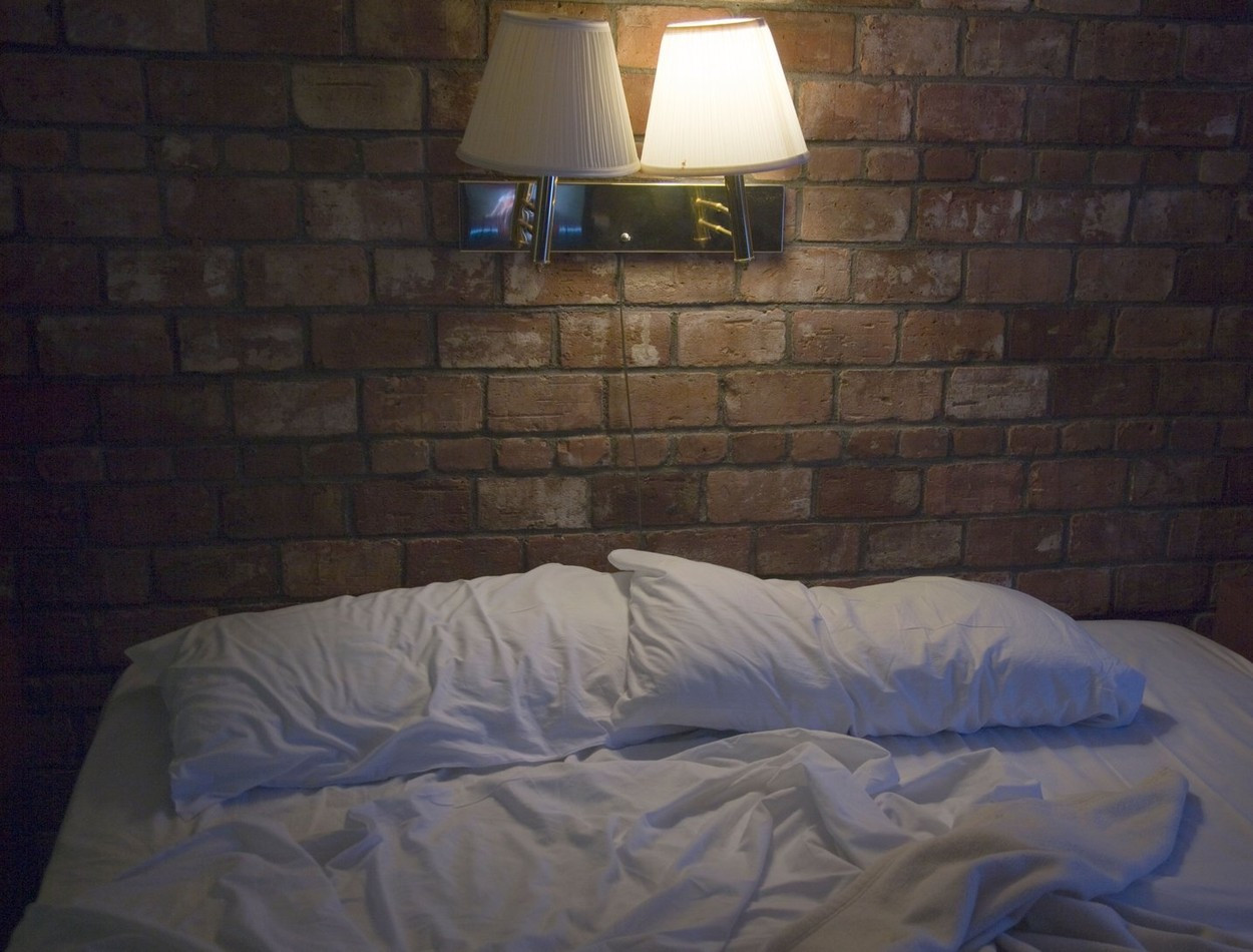 Un simptom al cancerului mai puțin cunoscut ar putea apărea pe cearșafuri și perne în fiecare dimineață